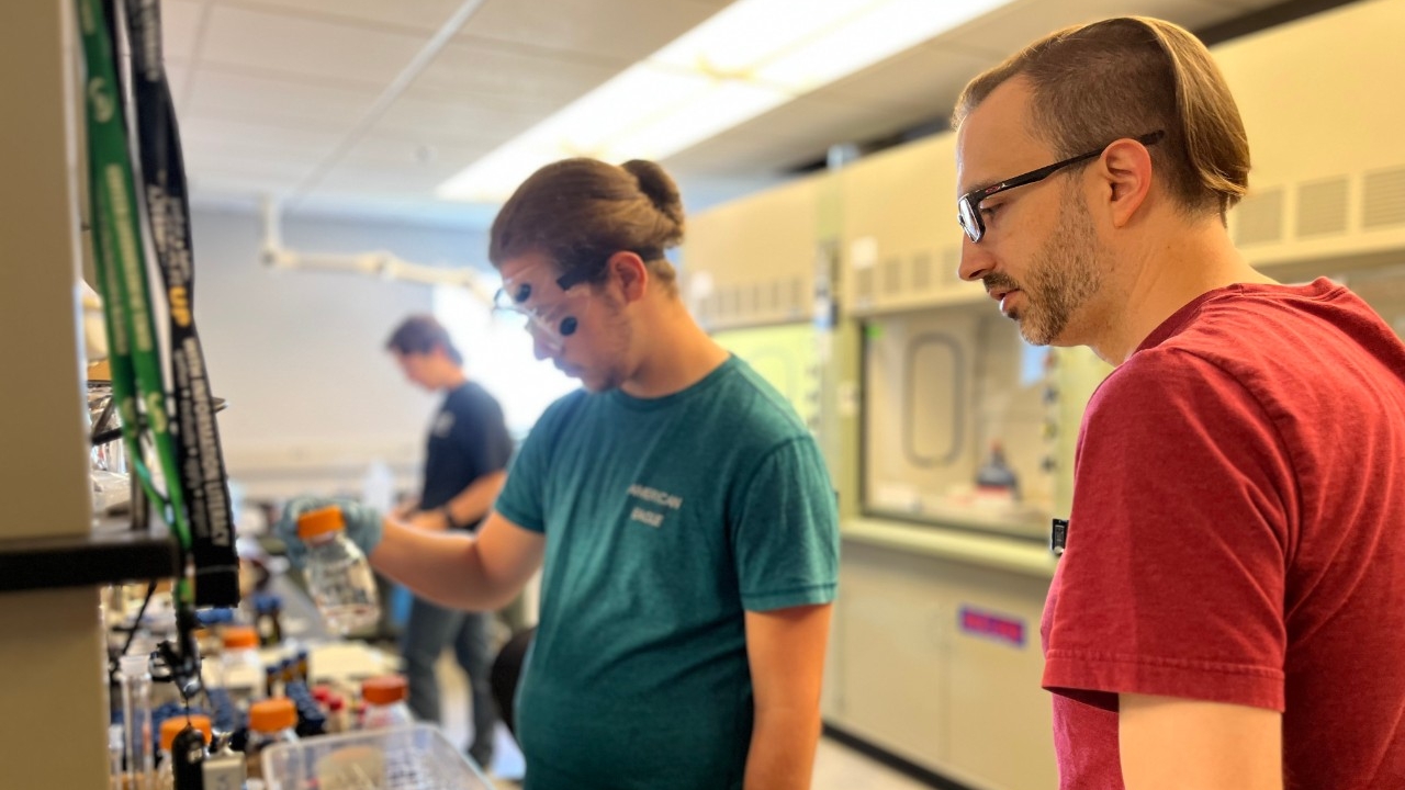 NKU Chemistry faculty member guides research students in the lab.